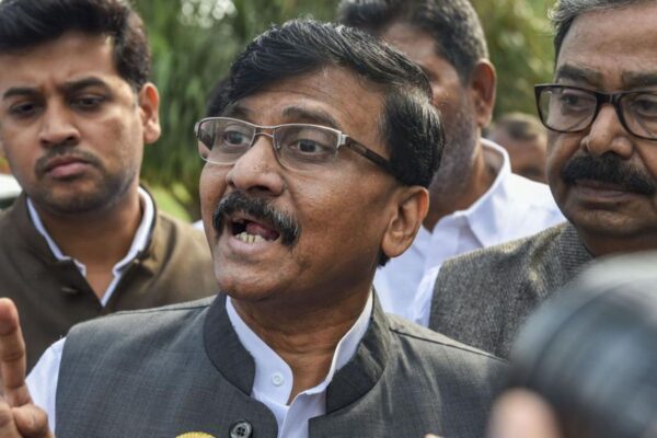 संजय राऊत दुटप्पी वक्तव्य: एकच घटना, दोन भूमिका
